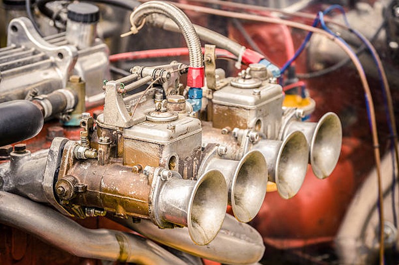 Read more about the article Carburetor or Fuel Injection?